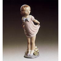 Girl Bowing - Lladro 01005038